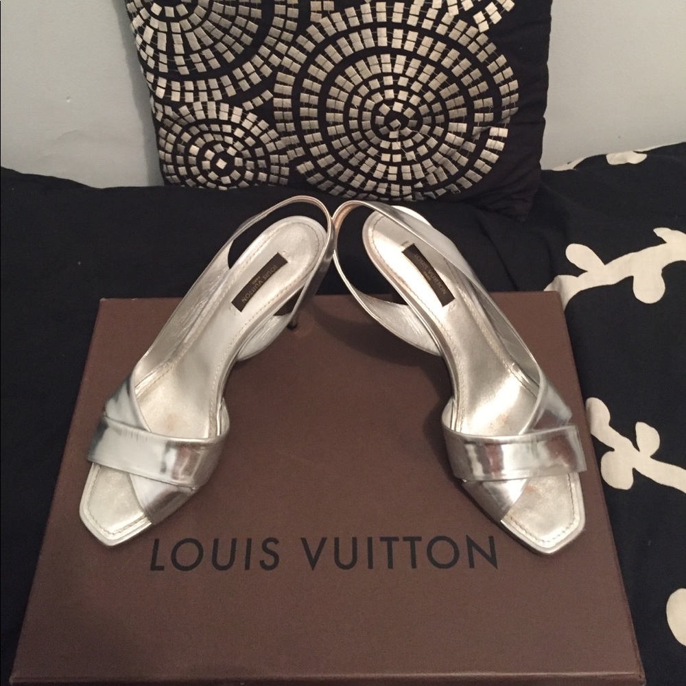 💖LOUIS VUITTON💖SILVER RUNWAY HEELS 💖